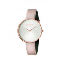 Jasnoróżowy zegarek od Calvin Klein