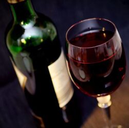 Czerwone wino w kieliszku stoi na stole