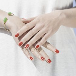 czerwone paznokcie u kobiety