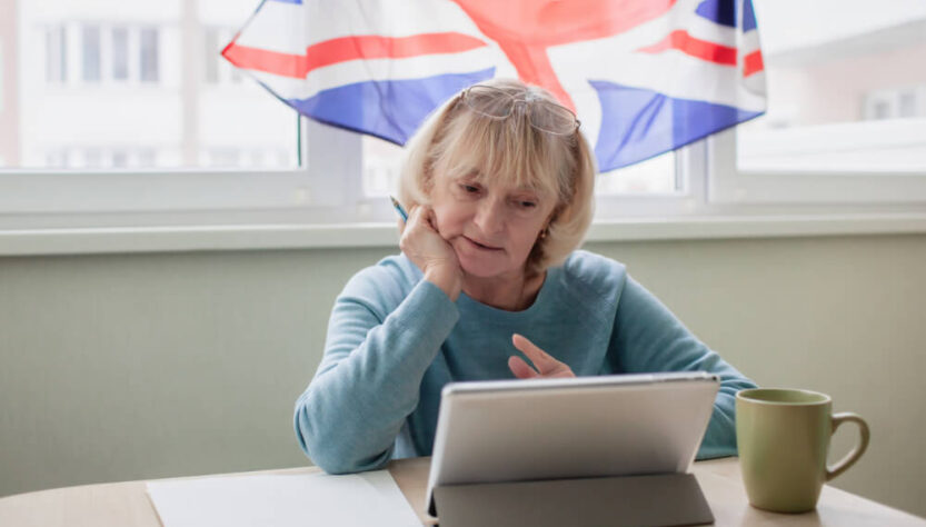 Starsza kobieta jest na kurskie językowym online